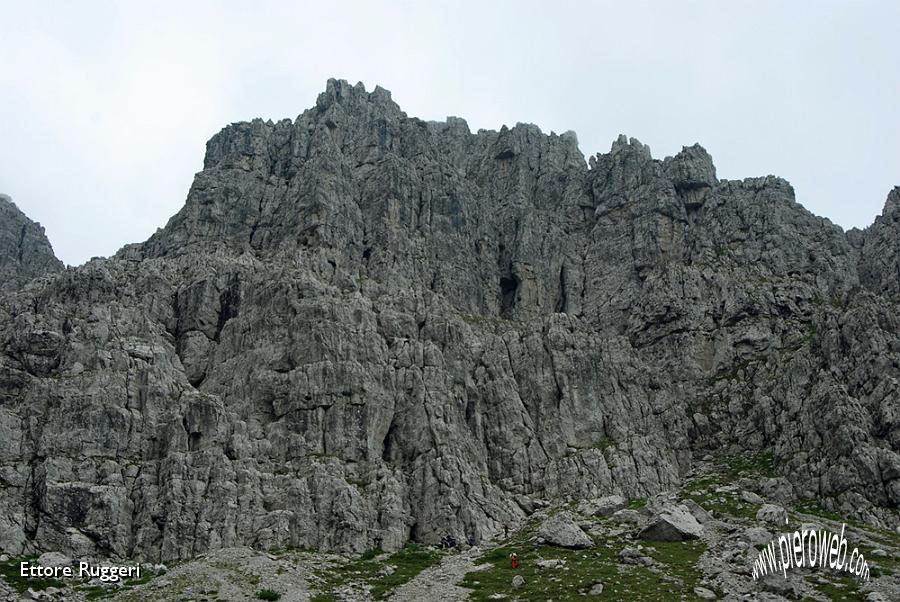 16 - le rocce calcaree dello Zucco Pesciola.jpg